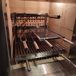 Conjunt de grelhas e espetos suspensa.